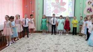 Песня "Поцелую бабушку в розовые щёчки"