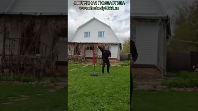 Отработка ударов ротанговыми палками на макиваре в деревне (5)