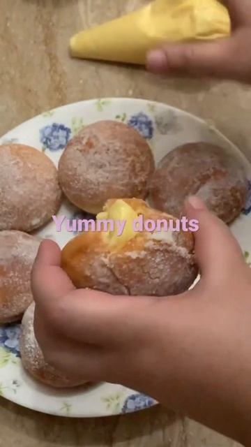 Filling custard cream in donuts #shorts #dessertshorts смотреть онлайн