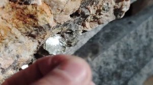 Природное стекло в граните.