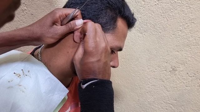 Indian Barber, Best Exprincer Street Barber Cleaning Ear With Very OLD Tools Relax Therapy(ASMR) 😴 смотреть онлайн