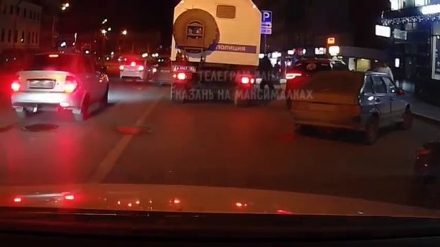 😁В Казани молодые люди в тонированной машине показали фак и хотели скрыться. смотреть онлайн
