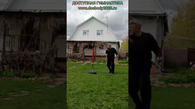 Отработка ударов ротанговыми палками на макиваре в деревне (8)
