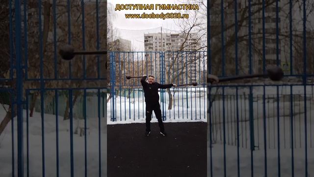 Упражнения с двуручной булавой весом 2.5 кг зимой на детской игровой площадке (3)