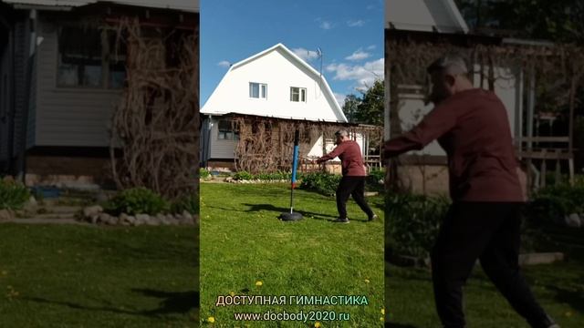 Отработка ударов ротанговыми палками на макиваре в деревне (10)