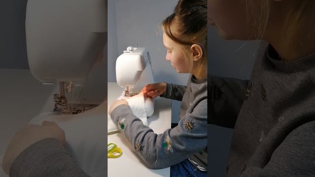 Марьяна учится шить на швейной машинке смотреть онлайн
