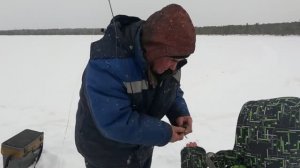 Пошли за хищником на таежное озеро! Рыбалка на щуку в Сибири зимой.