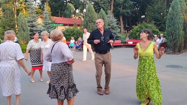 Рекомендую Танцы в парке Горького Харьков Июль 2021 смотреть онлайн