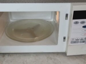 Как отмыть микроволновку за 5 минут
