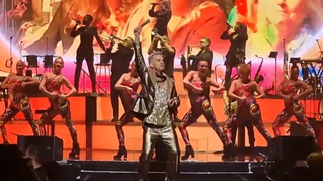 Robbie Williams - Candy - LIVE in Köln 05.02.2023 смотреть онлайн