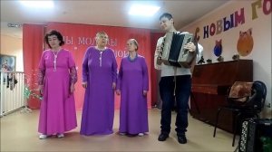 Выступает  ансамбль"ПОЮЩИЕ  СЕРДЦА" Руководитель ансамбля  Дина Фомина .