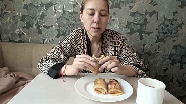 Мукбанг блины фаршированные печенью и чай.