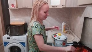 Готовлю ужин! Борщ с пекинской капустой, чесночком и мясом на косточке! Приготовим и поболтаем! 😊