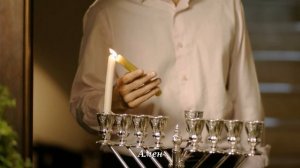 Как зажигают ханукальный светильник