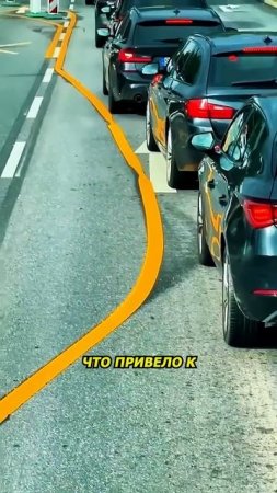 Автомобилисты объезжают несуществующую полосу