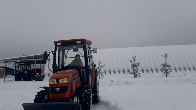 Снего уборка в хозяйстве с младшим братом. ПОД ПРИСМОТРОМ НАШЕГО ДОРОГО ДЕДУШКА. смотреть онлайн
