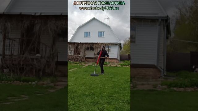 Отработка ударов ротанговыми палками на макиваре в деревне (6)