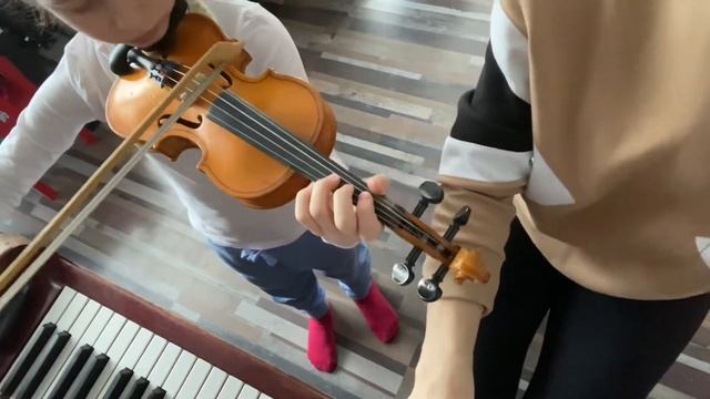 Загребина Аделия (7 лет) играет на скрипке. В лесу родилась ёлочка. смотреть онлайн