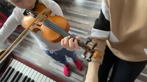 Загребина Аделия (7 лет) играет на скрипке. В лесу родилась ёлочка.