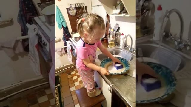 Дочка моет посуду