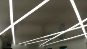 Много световых линий на натяжном потолке