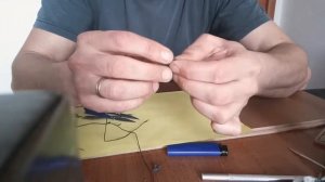 Как зафиксировать нить в игле для прошивки кожаных изделий.