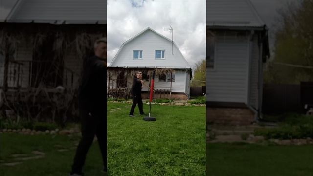 Отработка ударов ротанговыми палками на макиваре в деревне (4)