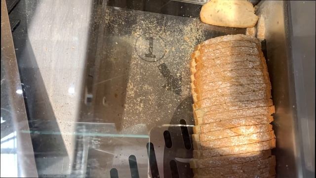 Звук хлеборезки в магазине. Нарезка хлеба смотреть онлайн