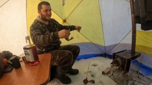 Рыбачим с женой на Онежском озере