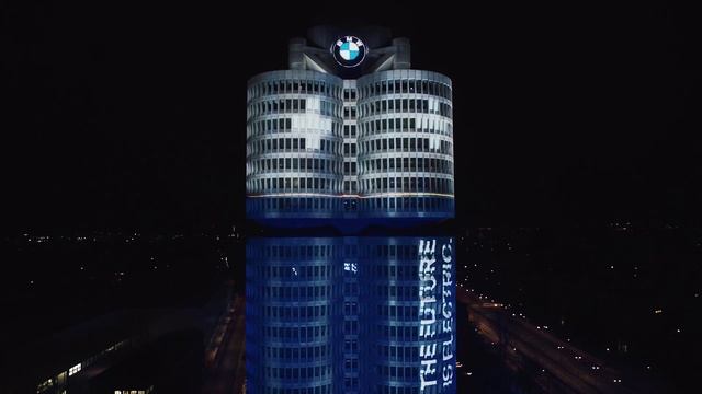 BMW Headquarters Tower in Munich lit up like a battery! смотреть онлайн