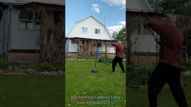 Отработка ударов ротанговыми палками на макиваре в деревне (12)