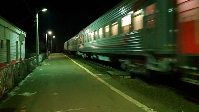Снова взлетаем! ЧС7-035 на скорости 120 км/ч пролетает станцию Шарапова Охота поезд 229 Москва-Льгов