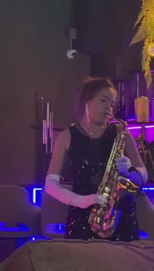 Live видео
Саксофонистка Олеся Левицкая