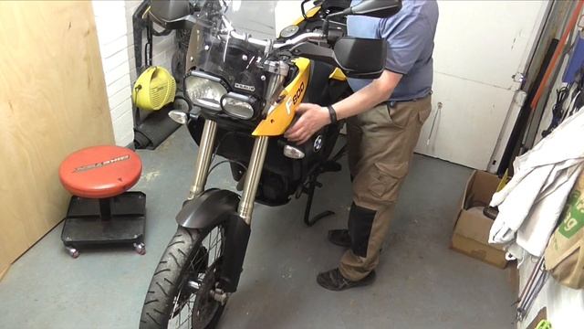 F800GS Service E2: Panels, Battery and Airbox removal смотреть онлайн
