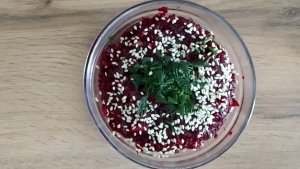 Салат из запечённой свеклы и жареный лук