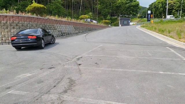 2011 Audi A8 3.0 TFSI Quattro смотреть онлайн