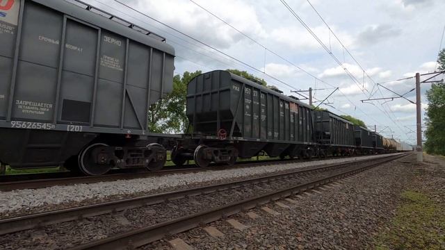 Медленный ВЛ80С-1054 с грузовым поездом смотреть онлайн
