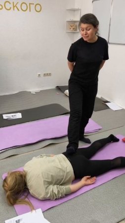 Тайский массаж: проработка ягодицы пяткой.