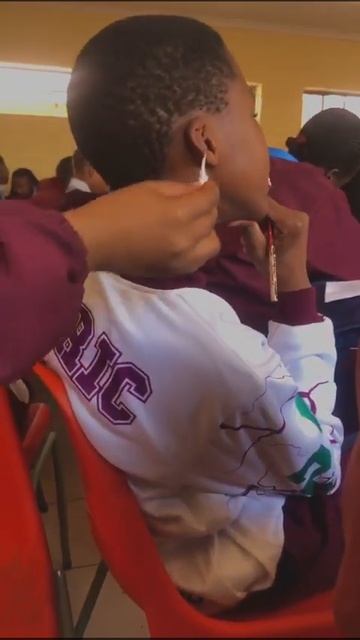 simplest way to scratch your ear when is aching 😹 смотреть онлайн