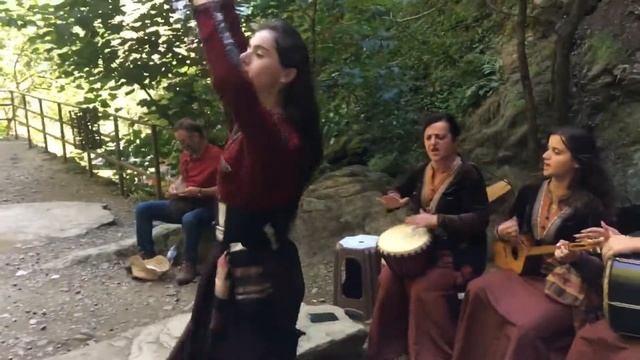 ВЫСТУПЛЕНИЕ ФОЛЬКЛЁРНОГО АНСАМБЛЯ ГОРНОЙ АДЖАРИИ У ВОДОПАДА МАХУНЦЕТИ !!!28.09.2022 г. смотреть онлайн