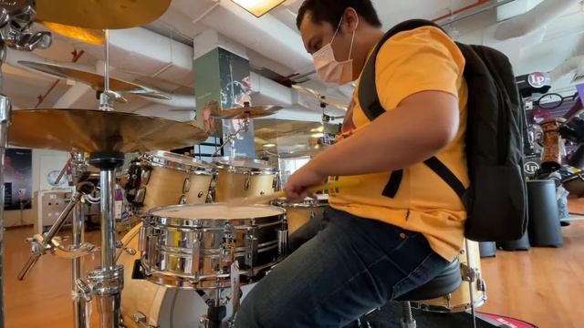 A short visit to Bentley Music And Swee Lee Music! смотреть онлайн