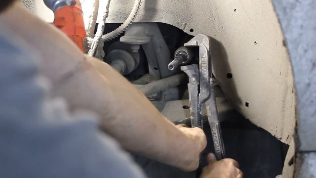 Замена рулевой тяги со стороны рулевой рейки Hyundai sonata. Устраняем стук и люфт руля. смотреть онлайн