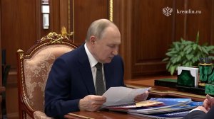 Приглашенный на парад Победы ветеран передал Путину письмо с пожеланиями