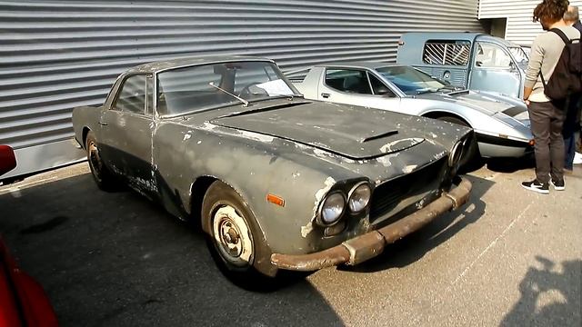 Una malconcia auto storica italiana LANCIA FLAMINIA