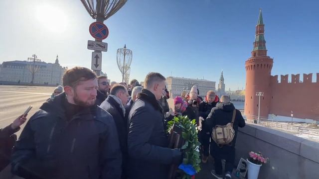 Иностранные послы возложили цветы к месту убийства Бориса Немцова смотреть онлайн