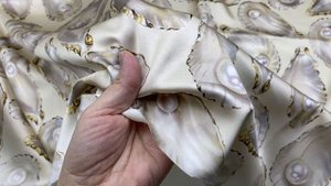 Шёлк  бежевого цвета с принтом ракушки и жемчуг 46589