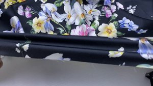 Шёлк  чёрного цвета с принтом букеты цветов 46591