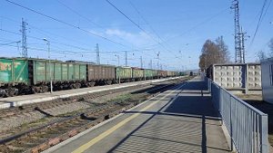 2ЭС5К-373, с грузовым составом, "пролетает" по второму пути станции Апатиты, 23.05.2022г.
