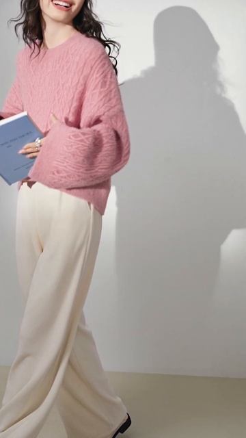 Pink sweater | The soft colors of the sweater are like sweet candy смотреть онлайн