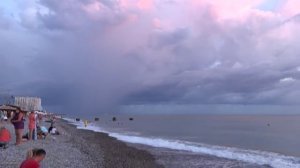 Видно, как в СОЧИ идёт дождь, гроза, сверкает молния, вид с пляжа в Лазаревском, 25 августа, вечер